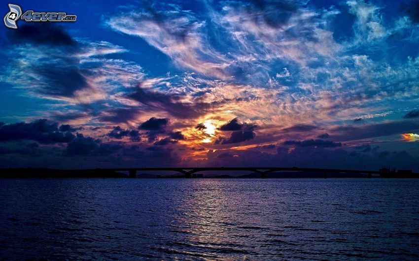 coucher du soleil sombre, coucher du soleil sur le fleuve, pont, silhouette, soleil derrière les nuages