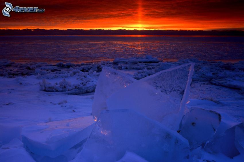 coucher du soleil sur le fleuve, bloc de glace, ciel orange