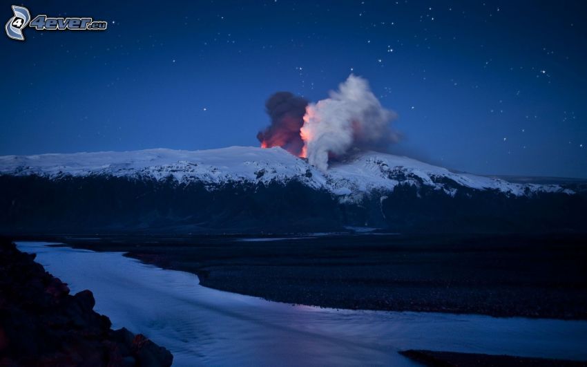 éruption du volcan, montagnes enneigées