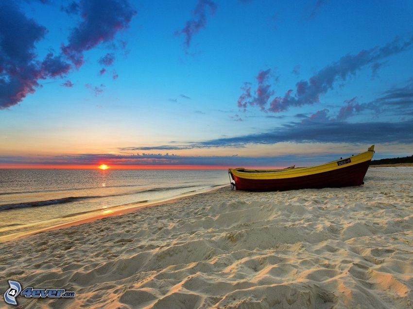 bateau, plage de sable, couchage de soleil sur la mer