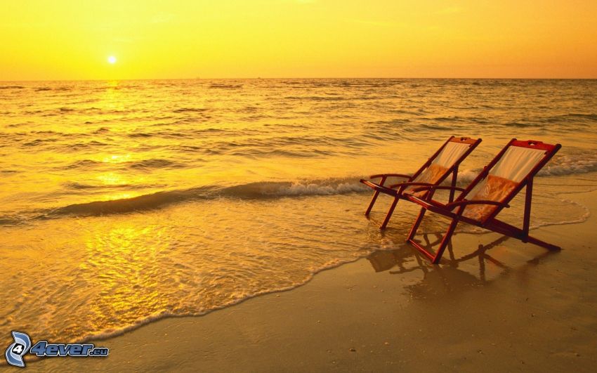 chaises longues sur la plage, couchage de soleil sur la mer