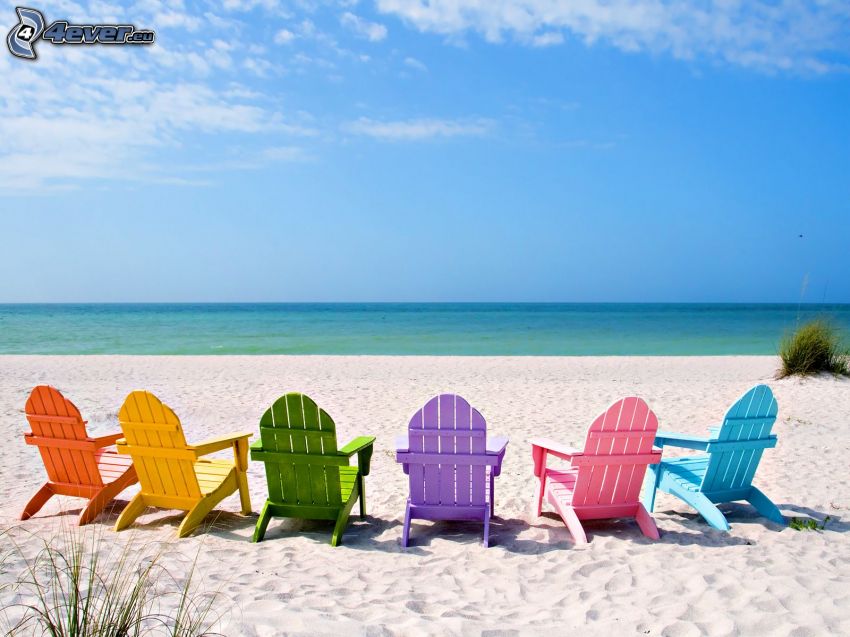 chaises longues sur la plage, ouvert mer