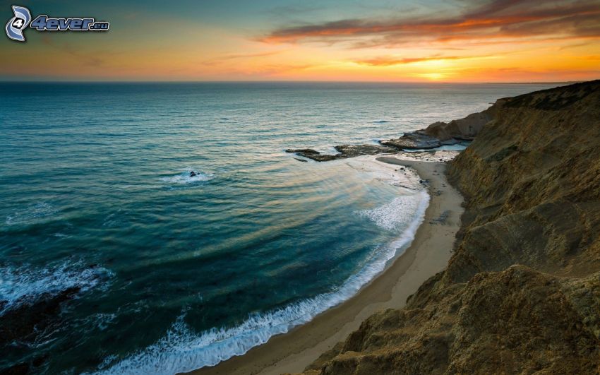 couchage de soleil à la mer, côté rocheux, vue sur la mer