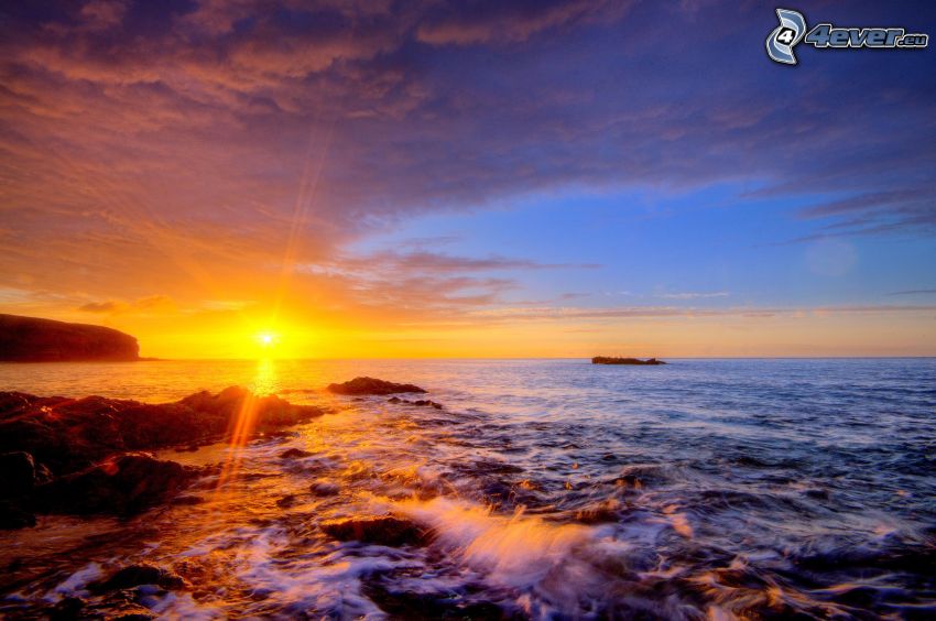 couchage de soleil sur la mer, ciel du soir, côte rocheuse