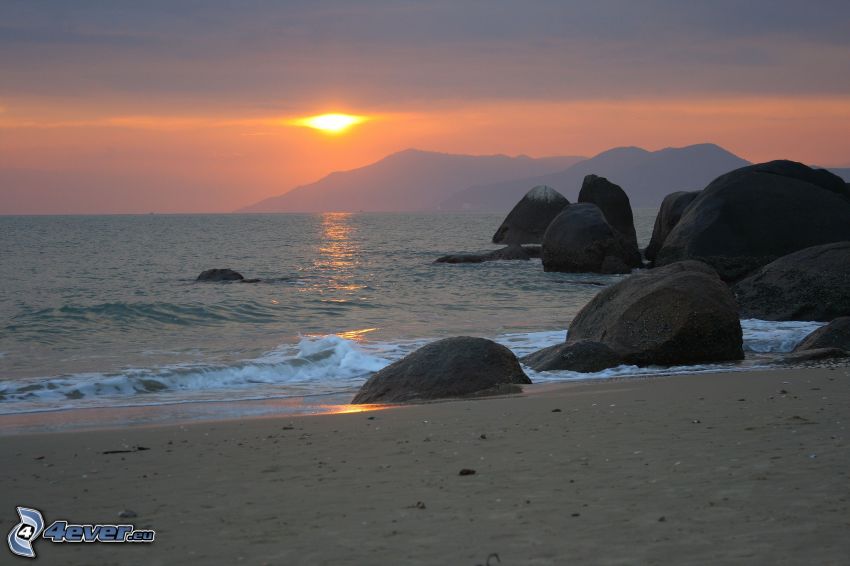 couchage de soleil sur la mer, côte rocheuse