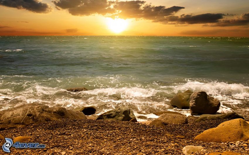 couchage de soleil sur la mer, côte rocheuse