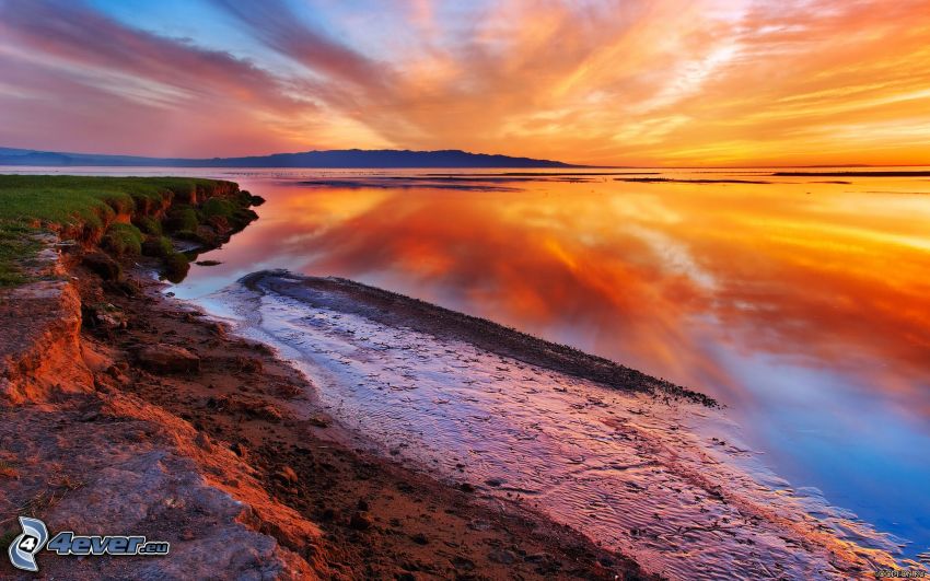 couchage de soleil sur la mer, plage