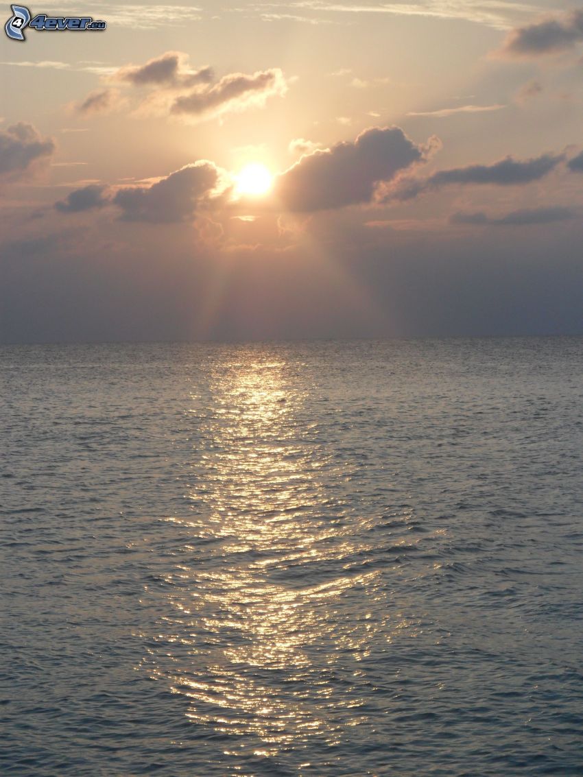 couchage de soleil sur la mer