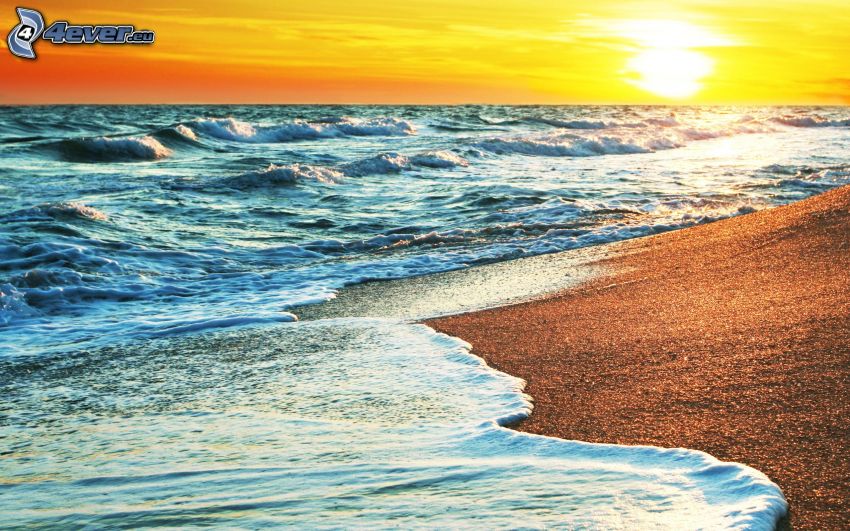 couchage de soleil sur la plage, mer, vagues sur le rivage, ciel jaune