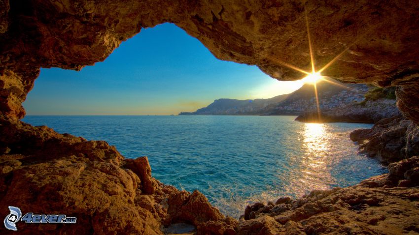 Coucher du soleil à la mer, plage de rochers, vue sur la mer