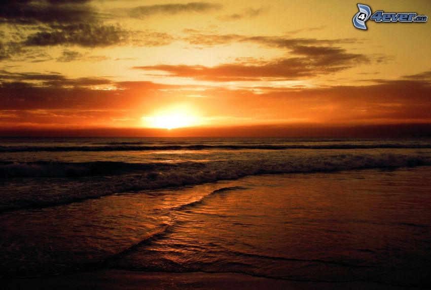 coucher du soleil orange sur la mer, côte