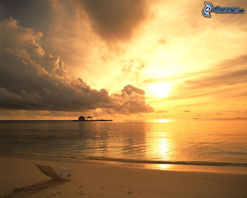 coucher du soleil orange sur la mer, nuages, jeu, plage, chalet, jetée