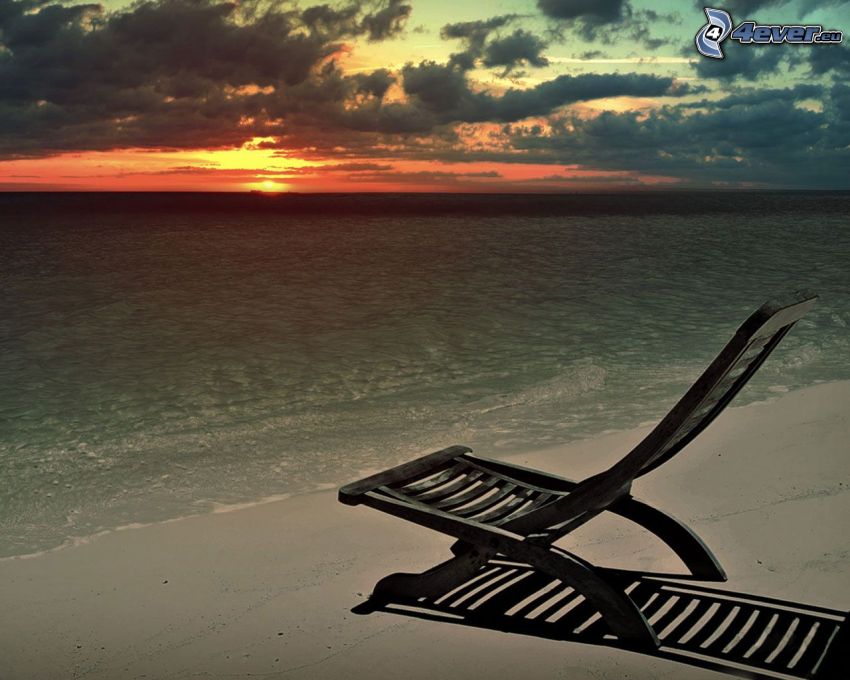 coucher du soleil sombre, chaises longues sur la plage, plage de sable, mer