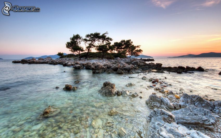 île, roches dans la mer