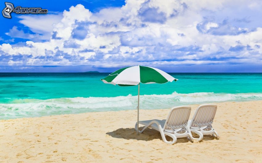 lits, parasol sur la plage, mer d'azur