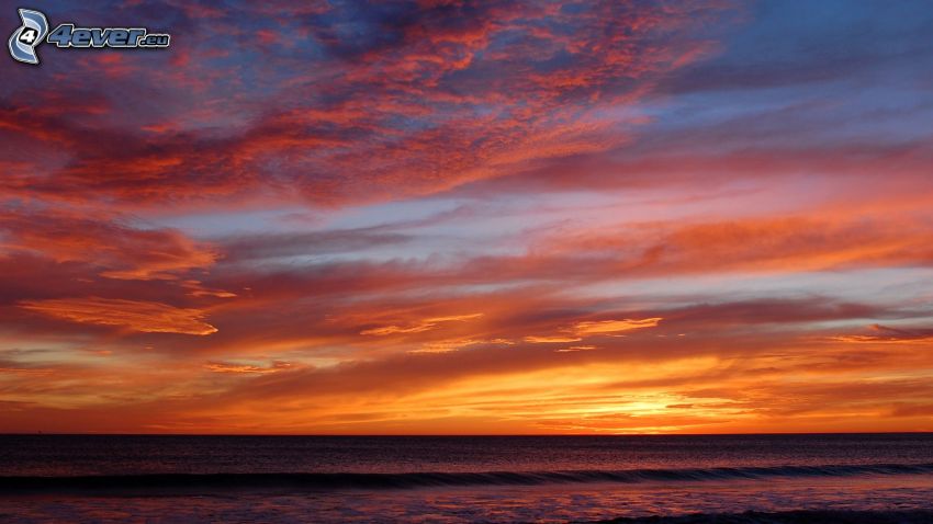 mer, ciel orange, après le coucher du soleil