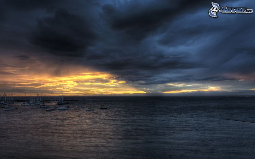 nuages sombres sur la mer, port yacht, tempête