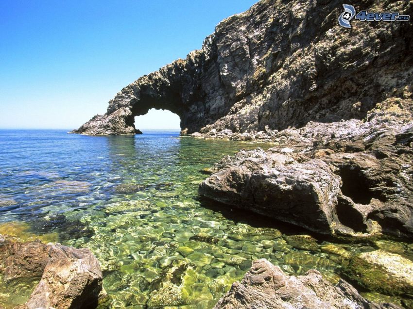 Pantelleria, Sicile, passerelle rocheuse sur la mer, falaises côtières, pierres