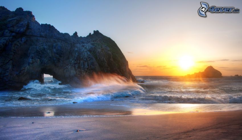 passerelle rocheuse sur la mer, roches dans la mer, plage au couchage du soleil