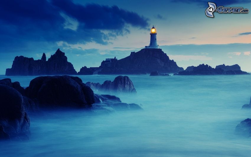 phare sur une falaise, roches dans la mer, soirée
