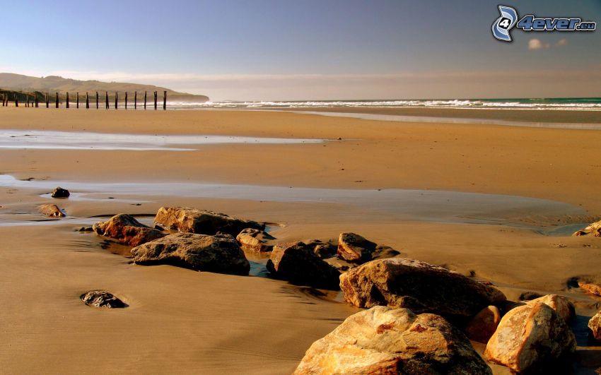 plage de sable, pierres, mer