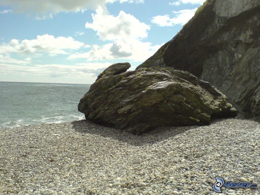 rocher sur la plage