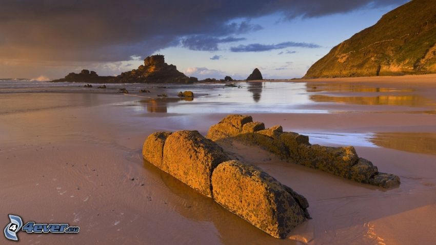 roches dans la mer, plage de sable