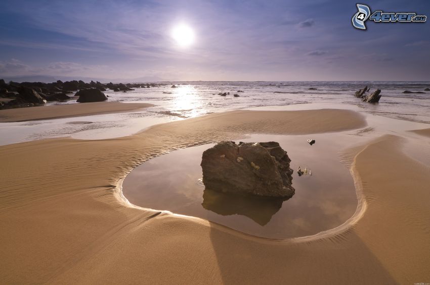 roches dans la mer, plage de sable