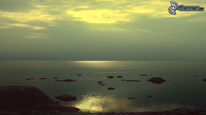 roches dans la mer, reflet du soleil