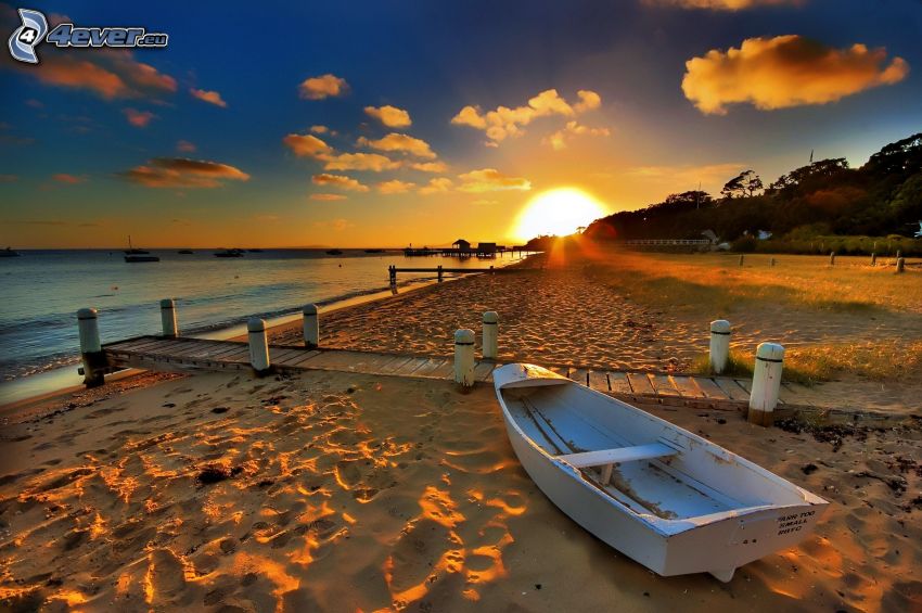 un bateau en bois, plage de sable, jetée en bois, couchage de soleil à la mer