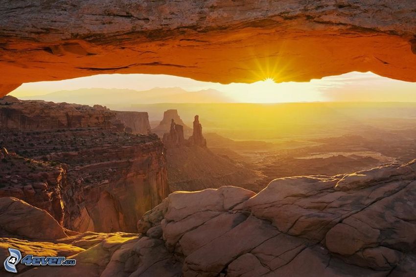 Mesa Arch, porte de roche, coucher du soleil