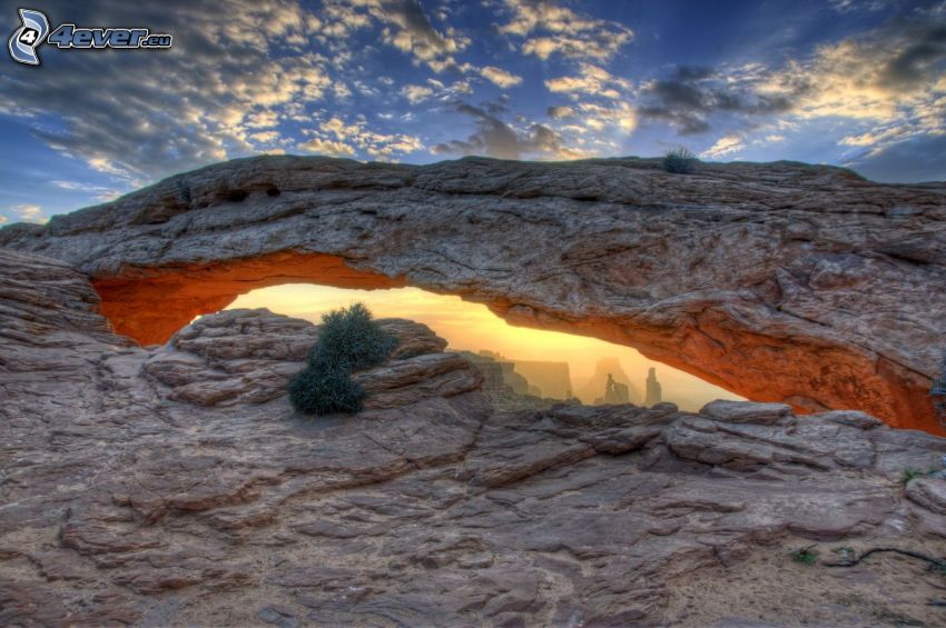 Mesa Arch, porte de roche, nuages