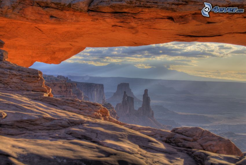 Mesa Arch, porte de roche, vue des roches, rayons du soleil
