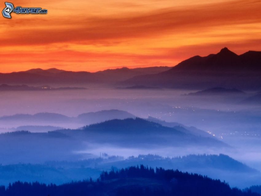 montagne, brouillard au sol, collines, ciel orange