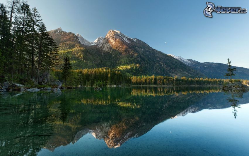 Autriche, lac, collines enneigées, arbres conifères, reflexion, surface de l´eau calme