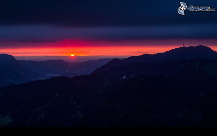 coucher du soleil derrière les montagnes