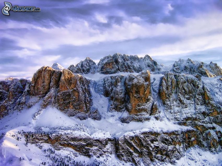 Dolomites, montagnes enneigées