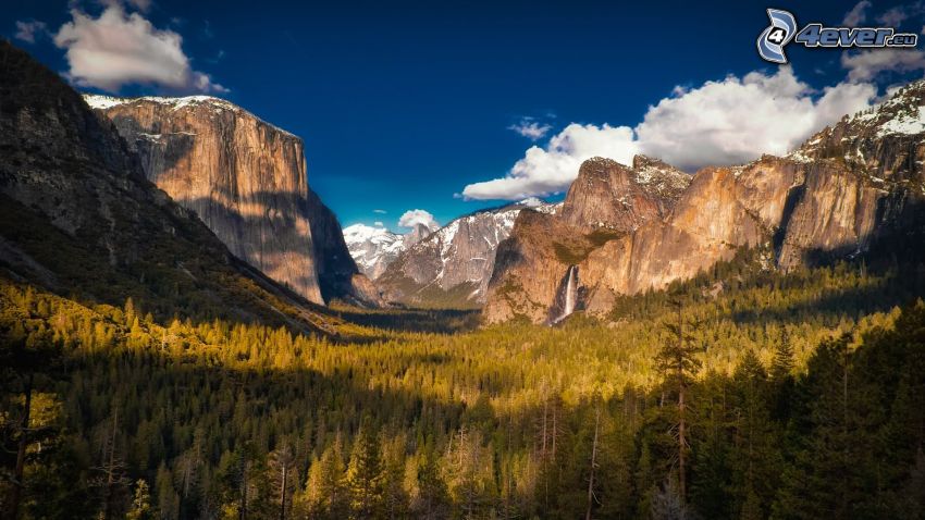 La vallée de Yosemite, montagnes rocheuses, neige, arbres conifères