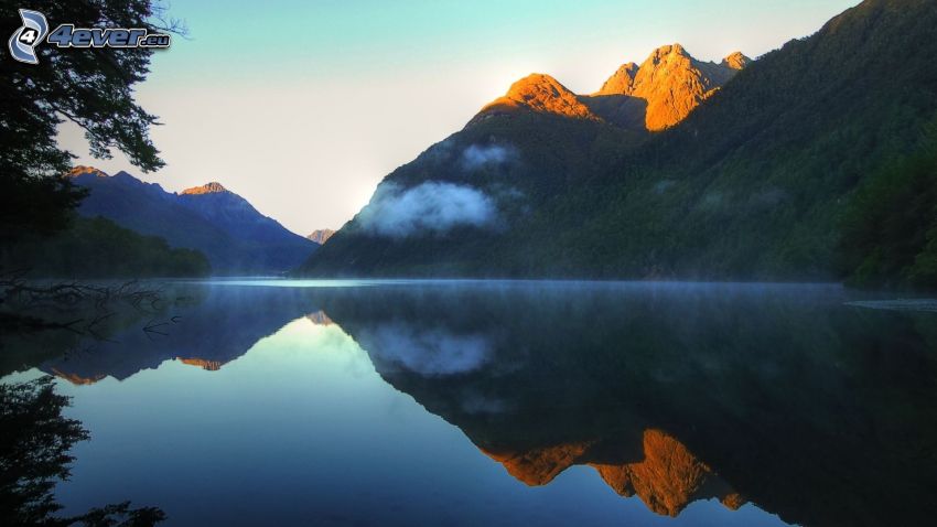 lac, montagnes, brouillard au sol, reflexion