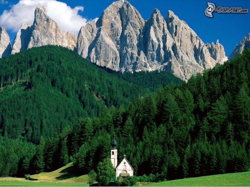 les Alpes italiennes, Dolomites, église, forêt de conifères, montagnes