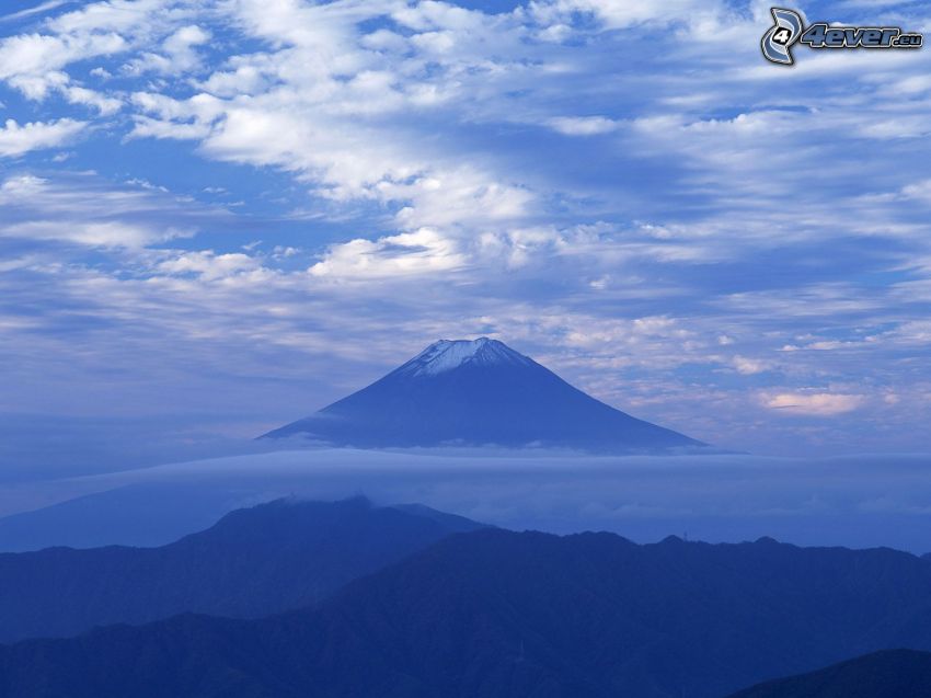 mont Fuji, montagnes dans les nuages