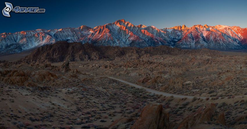paysage aride du désert, montagnes enneigées