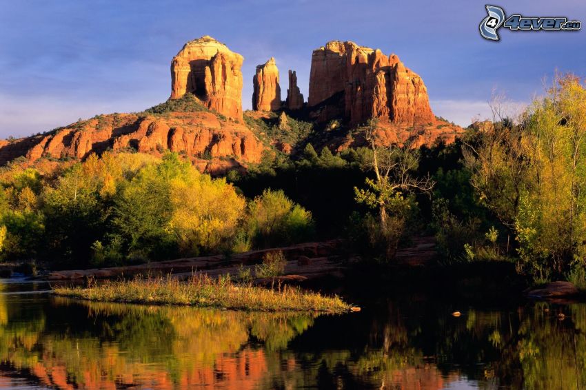 Sedona - Arizona, montagnes tabulaires, rivière, des arbres d'automne coloré