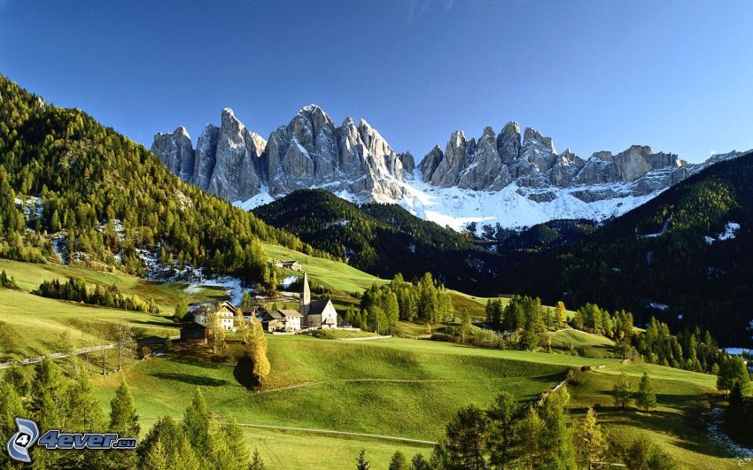 Val di Funes, village, prairies, forêt de conifères, montagnes rocheuses, Italie