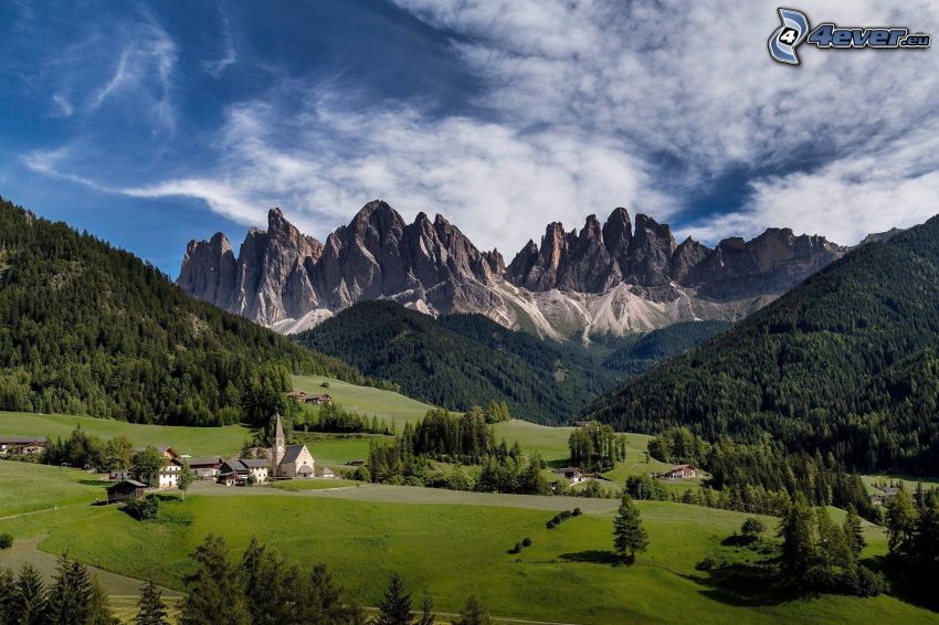 Val di Funes, village, vallée, forêt de conifères, montagnes rocheuses, Italie