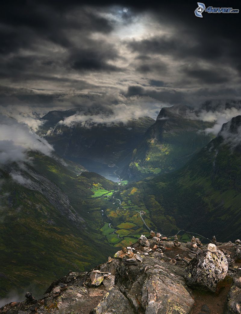 vue sur la vallée, vue des roches, hautes montagnes, nuages, rochers, Norvège