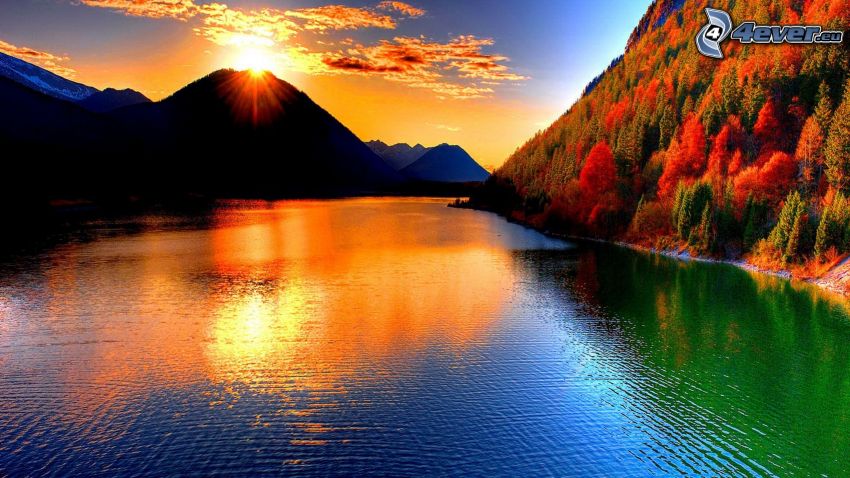 coucher du soleil derrière la colline, la forêt de couleur, rivière