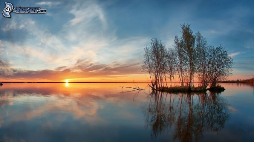 coucher du soleil sur le lac, île