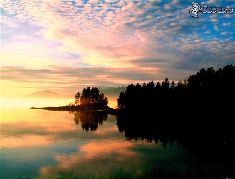 coucher du soleil sur le lac, surface de l´eau calme, forêt