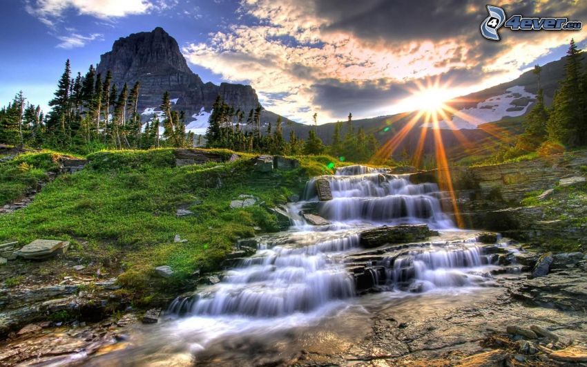 Glacier National Park, Montana, USA, ruisseau, arbres conifères, montagne, rayons du soleil, soleil